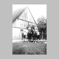 028-0033 Hildegard und Heinz Schubert 1937 auf der Jungtierweide. Im Hintergrund die Scheune von Kurt Neumann..jpg
